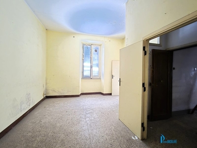 Casa Semi Indipendente in Vendita a Terni, 74'000€, 296 m²