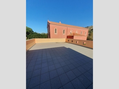 Immobile commerciale in Affitto a Reggio Calabria, 1'800€, 450 m²