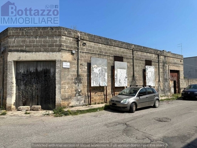 Magazzino in vendita a Sava via Gabriele d'Annunzio, 45
