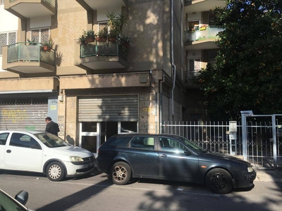 Negozio in vendita a Bari via Gioacchino Toma, 20