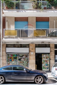 Negozio in vendita a Bari via Sagarriga Visconti, 75