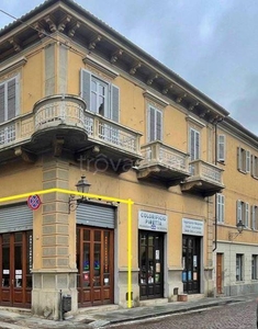 Negozio in vendita a Chieri via Giuseppe Garibaldi, 4