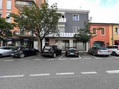 Negozio in vendita a Legnago via Pierdomenico Frattini, 60