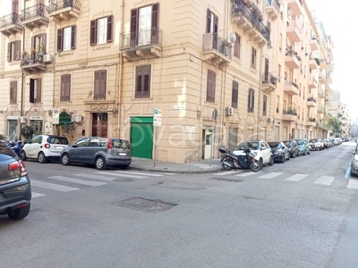 Negozio in vendita a Palermo via Giuseppe La Farina, 28