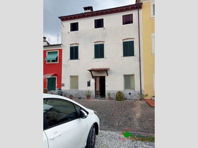 Quadrilocale in Vendita a Lucca, 75'000€, 80 m²