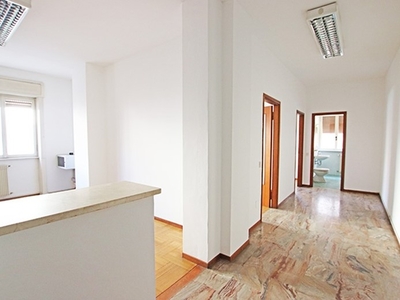 Trilocale in Vendita a Bergamo, zona Centrale, 174'000€, 90 m²