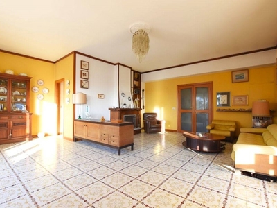 Villa bifamiliare in Vendita a Sassari, 370'000€, 289 m²