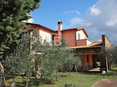 Villa in Vendita a Viterbo, 450'000€, 310 m²