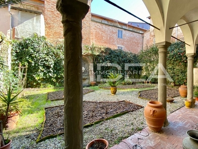 Appartamento con giardino in piazza magione, Lucca