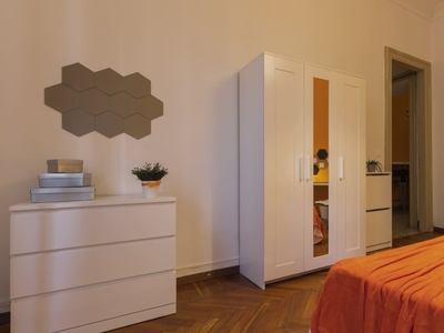 Stanza in affitto in appartamento con 6 camere da letto a San Donato, Torino