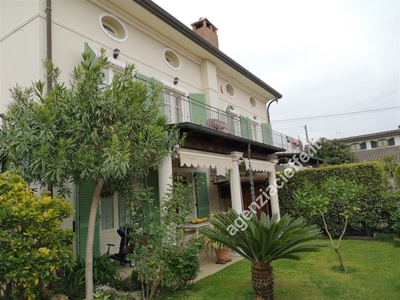 Villa con giardino a Montignoso