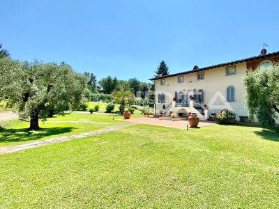Villa con giardino in via della chiesa di gragnano, Capannori