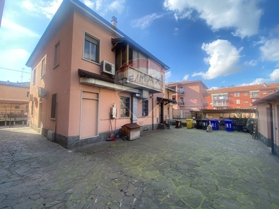 Appartamento in Vendita a Pavia, zona Pompieri - S. Giovannino, 450 m²