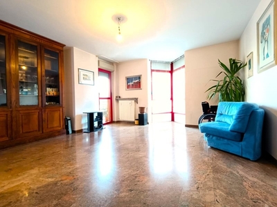Appartamento in Vendita a Torino, 320'000€, 150 m², con Box