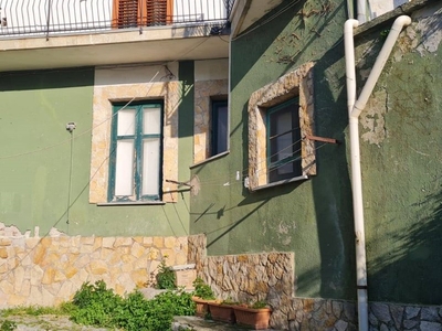 Bilocale in Vendita a Salerno, zona Ogliara, 25'000€, 65 m²
