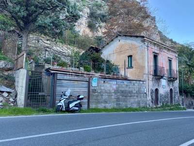 Casa Indipendente a Sant'Alessio Siculo in Via Consolare Valeria, Sant'Alessio Siculo