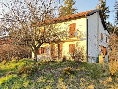 Casa indipendente con giardino in sp49 62, Sassello