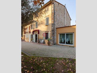 Casale in Vendita a Lucca, 490'000€, 345 m²