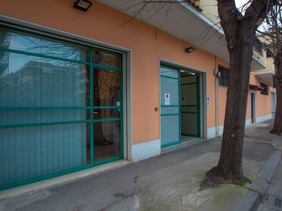 Laboratorio in Vendita a Pescara, zona Zona Tiburtina, 195'000€, 318 m²
