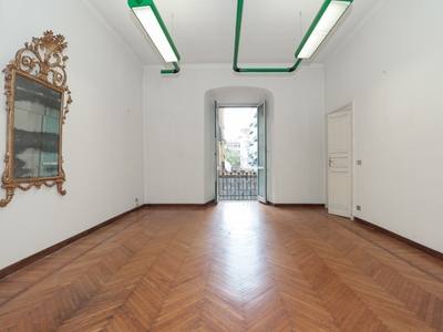 Magazzino in Vendita a Genova, zona Centro, 200'000€, 203 m², con Box