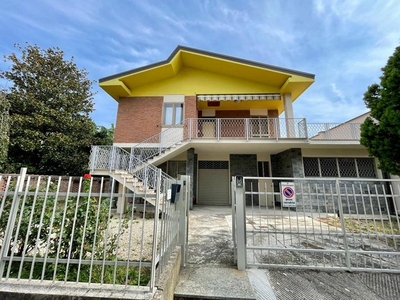 Villa in Vendita a Alessandria, zona Cristo, 295'000€, 230 m²