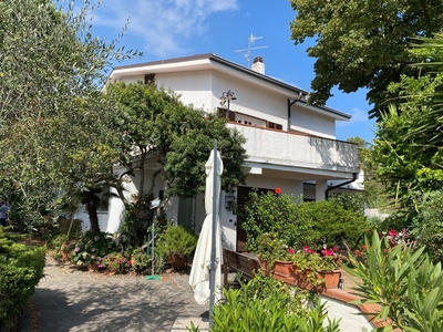 Villa in Vendita a Imperia, 690'000€, 300 m², con Box