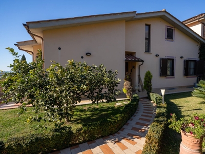Villa quadrifamiliare in vendita a Tarquinia - Zona: Infernaccio