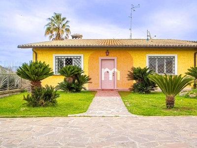 Villa Unifamiliare stile casale con 1500 mq di giardino