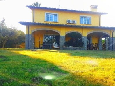 VILLA UNIFAMILIARE STILE CASALE CON 1500 MQ DI GIARDINO