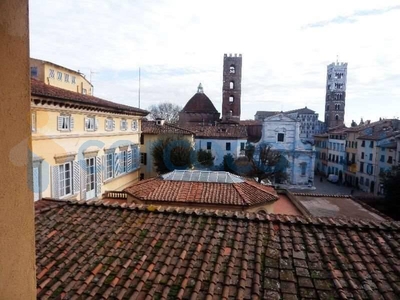 Appartamento Trilocale da ristrutturare, in vendita in Lucca Centro Storico, Lucca