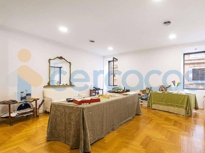 Appartamento Trilocale in ottime condizioni, in affitto in Via Frattina 80, Roma