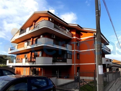 Appartamento Trilocale in ottime condizioni, in vendita in Via Vincenzo Bellini 71, Piedimonte Etneo