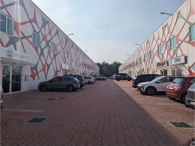 Busnago adiacente al centro commerciale il globo