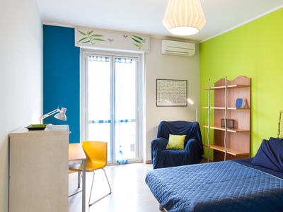 Camera colorata in appartamento con 3 camere da letto a San Siro, Milano