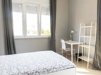 Camera soleggiata in affitto in appartamento con 4 camere da letto, Trieste