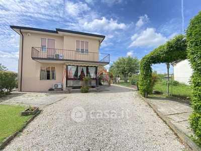 Casa indipendente in Vendita in Via Decorati al Valore Civile a Padova