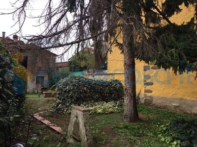 Casa semi indipendente da ristrutturare, in vendita in Via Delle Ville 493, Capannori