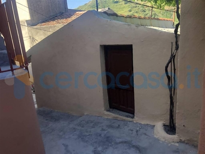 Casa singola da ristrutturare, in vendita in Via Comunale Bordonaro, Messina