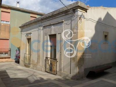 Casa singola da ristrutturare, in vendita in Via Rocco Frappantaleo 4/9, Palazzolo Acreide