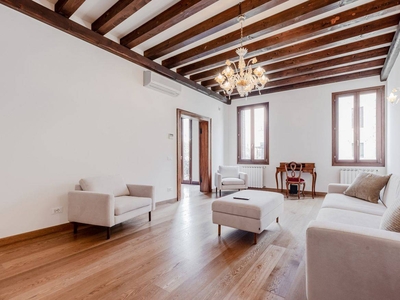 Elegant Apartment 7 minutes from Piazza San Marco!