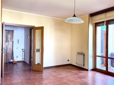 Pistoia, zona residenziale appartamento piano primo con box