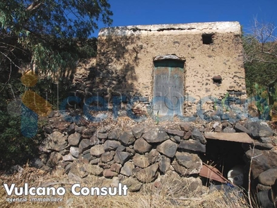 Rustico casale da ristrutturare, in vendita in Strada Comunale Costa Chiesa, Lipari