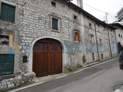 Rustico casale in vendita in Mezzomonte 9, Polcenigo