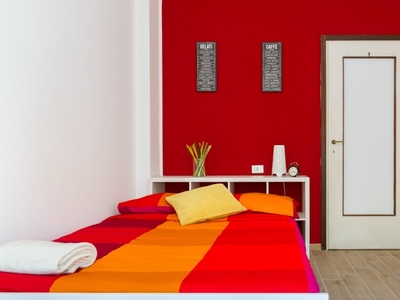 Stanza in affitto in appartamento con 2 camere da letto a Milano