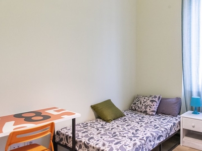 Stanza in affitto in appartamento con 3 camere da letto a Trieste, Roma