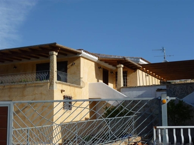 Vendita Villa bifamiliare, in zona LOIRI, LOIRI PORTO SAN PAOLO