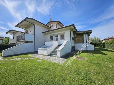 Villa con giardino a Forte dei Marmi