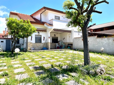 Villa con terrazzo, Ardea nuova florida