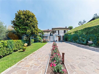 Villa da ristrutturare, in vendita in Via Vicina 1, Desenzano Del Garda