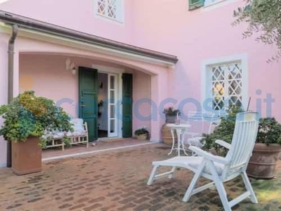 Villa in ottime condizioni in vendita a Sarzana